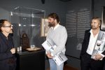 Amsterdam 15 december 2011
Reinout Oerlemans en Victor Reinier krijgen uit handen van prinses Marilene de platina film voor 400000 bezoekers voor Nova Zembla in het stedelijk museum.
Peter Smulders bv