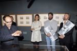 Amsterdam 15 december 2011
Reinout Oerlemans en Victor Reinier krijgen uit handen van prinses Marilene de platina film voor 400000 bezoekers voor Nova Zembla in het stedelijk museum.
Peter Smulders bv