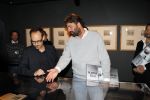Amsterdam 15 december 2011
Reinout Oerlemans en Victor Reinier krijgen uit handen van prinses Marilene de platina film voor 400000 bezoekers voor Nova Zembla in het stedelijk museum.
Peter Smulders bv