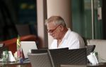 Curacao 30 december 2011
Rick Felderhof achter zijn computer en met krantje bij hotel avila beach.
Peter Smulders bv