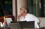 Curacao 30 december 2011
Rick Felderhof achter zijn computer en met krantje bij hotel avila beach.
Peter Smulders bv