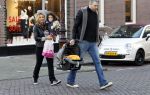 Amsterdam 13 december 2011
Ruud en Aafke deWild met zoon en baby Teddy aan het winkelen.
Peter Smulders bv