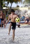 Curacao 29 december 2011
Jan Smit Nick en Simon en Kees Kwakman voetvolleyen tegen Frank de Boer Guido Albers en Edwin v d Sar op het strand van Lions dive. De artiesten winnen uiteindelijk met 4-1 in sets.
Peter Smulders bv