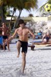 Curacao 29 december 2011
Jan Smit Nick en Simon en Kees Kwakman voetvolleyen tegen Frank de Boer Guido Albers en Edwin v d Sar op het strand van Lions dive. De artiesten winnen uiteindelijk met 4-1 in sets.
Peter Smulders bv