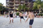 Curacao 29 december 2011
Jan Smit Nick en Simon en Kees Kwakman voetvolleyen tegen Frank de Boer Guido Albers en Edwin v d Sar op het strand van Lions dive. De artiesten winnen uiteindelijk met 4-1 in sets.
Peter Smulders bv