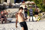 Curacao 29 december 2011
Jan Smit Nick en Simon en Kees Kwakman voetvolleyen tegen Frank de Boer Guido Albers en Edwin v d Sar op het strand van Lions dive. De artiesten winnen uiteindelijk met 4-1 in sets.
Peter Smulders bv