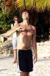 Curacao 29 december 2011
Jan Smit Nick en Simon en Kees Kwakman voetvolleyen tegen Frank de Boer Guido Albers en Edwin v d Sar op het strand van Lions dive. De artiesten winnen uiteindelijk met 4-1 in sets.
Peter Smulders bv