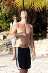 Curacao 29 december 2011
Jan Smit Nick en Simon en Kees Kwakman voetvolleyen tegen Frank de Boer Guido Albers en Edwin v d Sar op het strand van Lions dive. De artiesten winnen uiteindelijk met 4-1 in sets.
Peter Smulders bv