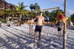 Curacao 29 december 2011
Jan Smit Nick en Simon en Kees Kwakman voetvolleyen tegen Frank de Boer Guido Albers en Edwin v d Sar op het strand van Lions dive. De artiesten winnen uiteindelijk met 4-1 in sets.
Peter Smulders bv