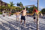Curacao 29 december 2011
Jan Smit Nick en Simon en Kees Kwakman voetvolleyen tegen Frank de Boer Guido Albers en Edwin v d Sar op het strand van Lions dive. De artiesten winnen uiteindelijk met 4-1 in sets.
Peter Smulders bv