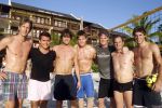 Curacao 29 december 2011
Jan Smit Nick en Simon en Kees Kwakman voetvolleyen tegen Frank de Boer Guido Albers en Edwin v d Sar op het strand van Lions dive. De artiesten winnen uiteindelijk met 4-1 in sets.
Peter Smulders bv