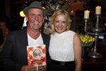 Hoorn 1 december 2011
Presentatie boek Sonja Bakker. haar vriend Jan ontvangt het eerste boek.
Peter Smulders bv