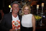 Hoorn 1 december 2011
Presentatie boek Sonja Bakker. haar vriend Jan ontvangt het eerste boek.
Peter Smulders bv