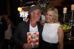 Hoorn 1 december 2011
Presentatie boek Sonja Bakker. haar vriend Jan ontvangt het eerste boek.
Peter Smulders bv