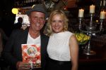 Hoorn 1 december 2011
Presentatie boek Sonja Bakker. haar vriend Jan ontvangt het eerste boek.
Peter Smulders bv