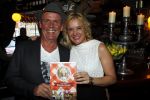 Hoorn 1 december 2011
Presentatie boek Sonja Bakker. haar vriend Jan ontvangt het eerste boek.
Peter Smulders bv