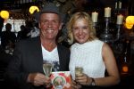 Hoorn 1 december 2011
Presentatie boek Sonja Bakker. haar vriend Jan ontvangt het eerste boek.
Peter Smulders bv