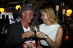 Hoorn 1 december 2011
Presentatie boek Sonja Bakker. haar vriend Jan ontvangt het eerste boek.
Peter Smulders bv