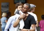 Curacao 8 januari 2012
Sunnery james haalt vrouw en Doutzen Kroes en zoon Phyllon op op het vliegveld van Curacao.
Peter Smulders bv