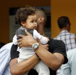 Curacao 8 januari 2012
Sunnery james haalt vrouw en Doutzen Kroes en zoon Phyllon op op het vliegveld van Curacao.
Peter Smulders bv