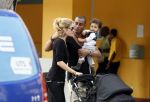 Curacao 8 januari 2012
Sunnery james haalt vrouw en Doutzen Kroes en zoon Phyllon op op het vliegveld van Curacao.
Peter Smulders bv