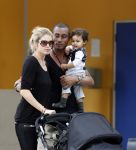 Curacao 8 januari 2012
Sunnery james haalt vrouw en Doutzen Kroes en zoon Phyllon op op het vliegveld van Curacao.
Peter Smulders bv