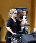 Curacao 8 januari 2012
Sunnery james haalt vrouw en Doutzen Kroes en zoon Phyllon op op het vliegveld van Curacao.
Peter Smulders bv