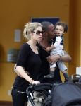 Curacao 8 januari 2012
Sunnery james haalt vrouw en Doutzen Kroes en zoon Phyllon op op het vliegveld van Curacao.
Peter Smulders bv