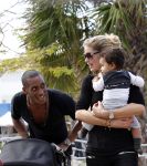 Curacao 8 januari 2012
Sunnery james haalt vrouw en Doutzen Kroes en zoon Phyllon op op het vliegveld van Curacao.
Peter Smulders bv
