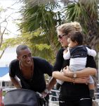 Curacao 8 januari 2012
Sunnery james haalt vrouw en Doutzen Kroes en zoon Phyllon op op het vliegveld van Curacao.
Peter Smulders bv