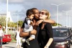 Curacao 8 januari 2012
Sunnery james haalt vrouw en Doutzen Kroes en zoon Phyllon op op het vliegveld van Curacao.
Peter Smulders bv