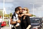 Curacao 8 januari 2012
Sunnery james haalt vrouw en Doutzen Kroes en zoon Phyllon op op het vliegveld van Curacao.
Peter Smulders bv