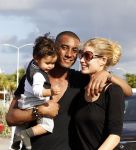 Curacao 8 januari 2012
Sunnery james haalt vrouw en Doutzen Kroes en zoon Phyllon op op het vliegveld van Curacao.
Peter Smulders bv