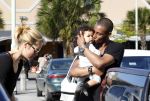 Curacao 8 januari 2012
Sunnery james haalt vrouw en Doutzen Kroes en zoon Phyllon op op het vliegveld van Curacao.
Peter Smulders bv