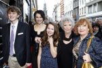 Amsterdam 7 december 2011
Premiere van het gordijnpaleis in Tuschinski. Susan Visser Kitty Courbois Trudy de Jong Isabelle Stokkel en Myron Wouts
Peter Smulders bv