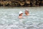 Curacao 30 december 2011
Willeke Alberti met kennissen Junior Zegger en zijn vouw in zee op curacao bij Hotel Avila Beach
Peter Smulders bv