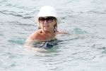 Curacao 30 december 2011
Willeke Alberti met kennissen Junior Zegger en zijn vouw in zee op curacao bij Hotel Avila Beach
Peter Smulders bv