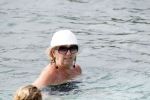 Curacao 30 december 2011
Willeke Alberti met kennissen Junior Zegger en zijn vouw in zee op curacao bij Hotel Avila Beach
Peter Smulders bv