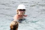 Curacao 30 december 2011
Willeke Alberti met kennissen Junior Zegger en zijn vouw in zee op curacao bij Hotel Avila Beach
Peter Smulders bv