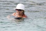Curacao 30 december 2011
Willeke Alberti met kennissen Junior Zegger en zijn vouw in zee op curacao bij Hotel Avila Beach
Peter Smulders bv