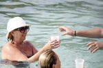 Curacao 30 december 2011
Willeke Alberti met kennissen Junior Zegger en zijn vouw in zee op curacao bij Hotel Avila Beach
Peter Smulders bv