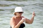 Curacao 30 december 2011
Willeke Alberti met kennissen Junior Zegger en zijn vouw in zee op curacao bij Hotel Avila Beach
Peter Smulders bv