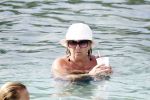 Curacao 30 december 2011
Willeke Alberti met kennissen Junior Zegger en zijn vouw in zee op curacao bij Hotel Avila Beach
Peter Smulders bv