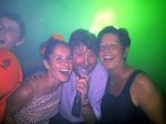 Dubai 3april 2001
Oranje feest
Albert West met Helen en Riet Gisbers



PETER SMULDERS BV