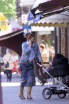 Amsterdam 7 mei 2001
 
Danielle Overgaag met kinderwagen en gsm
Peter Smulders bv