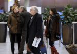 Schiphol 27 december 2012
Youp van t Hek en zijn vrouw Debbie Petter vertrekken vanaf schiphol op vakantie.
Peter Smulders bv