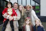 Rotterdam 3 januari 2012
Premiere Piet Piraat in Rotterdam. Emile Ratelband met zijn vrouw Moon en hun kinderen. ( jongetje in blauwe jas is een vriendje)
Peter Smulders bv