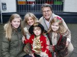 Rotterdam 3 januari 2012
Premiere Piet Piraat in Rotterdam. Emile Ratelband met zijn vrouw Moon en hun kinderen. ( jongetje in blauwe jas is een vriendje)
Peter Smulders bv