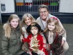 Rotterdam 3 januari 2012
Premiere Piet Piraat in Rotterdam. Emile Ratelband met zijn vrouw Moon en hun kinderen. ( jongetje in blauwe jas is een vriendje)
Peter Smulders bv