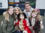 Rotterdam 3 januari 2012
Premiere Piet Piraat in Rotterdam. Emile Ratelband met zijn vrouw Moon en hun kinderen. ( jongetje in blauwe jas is een vriendje)
Peter Smulders bv